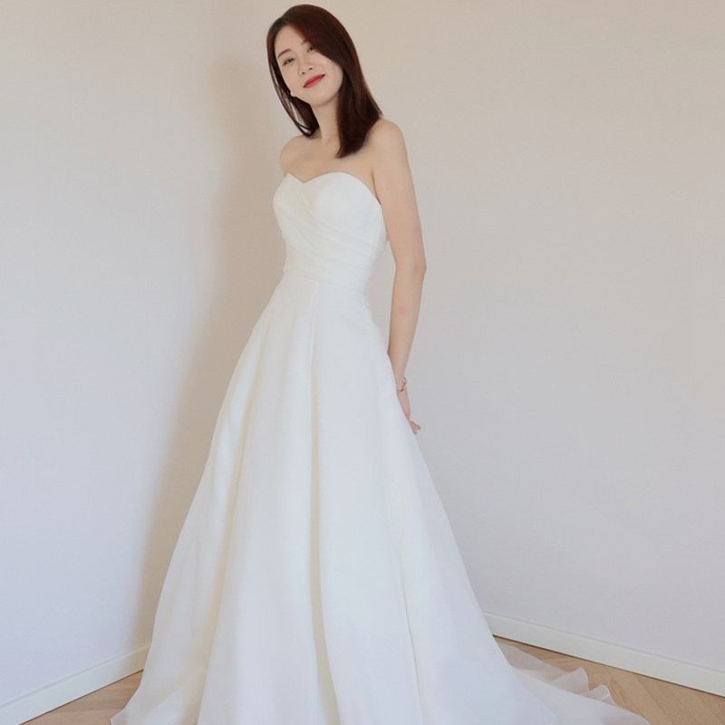 Minimalist smear with light wedding dress 2023 new satin style small trailing bridal bridal Temperament Brigade Slapping a door veil woman 