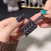 Узор «кошачий глаз» в виде магнита-листа