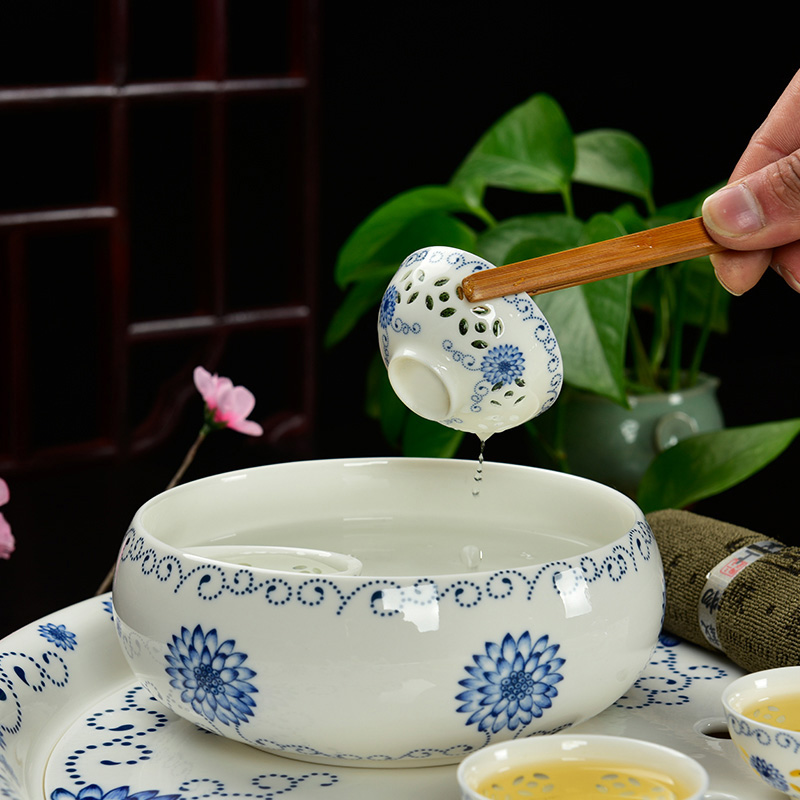 Blue and white porcelain and exquisite tea sets the market hollow - out kung fu tea set with ceramic round large ground tea saucer