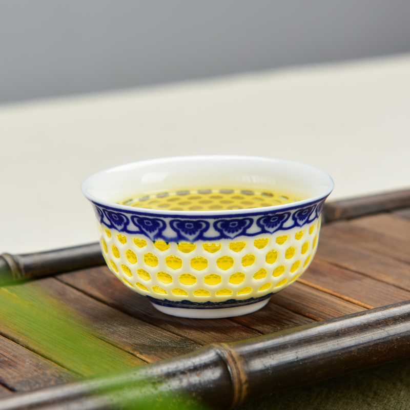 Blue and white porcelain ceramic honeycomb hollow out exquisite master kung fu tea cup sample tea cup noggin of individual cup