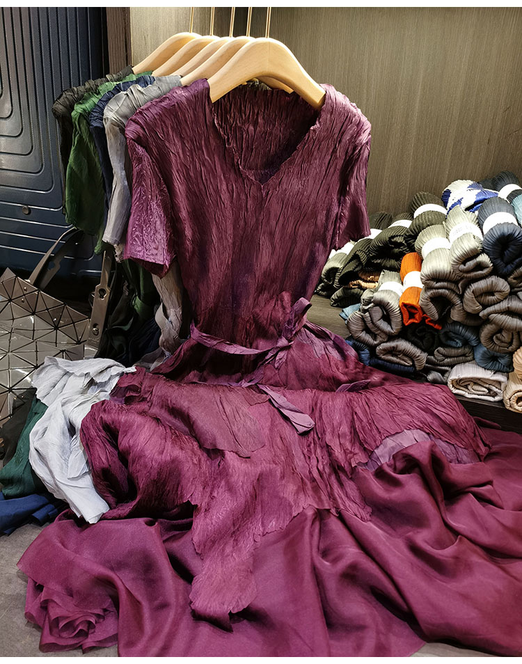 Váy liền tay ngắn cổ chữ V xếp ly phối dây buộc eo dáng midi — Màu đen, Màu xám, Màu xanh lá, Màu đỏ tím chi tiết 4