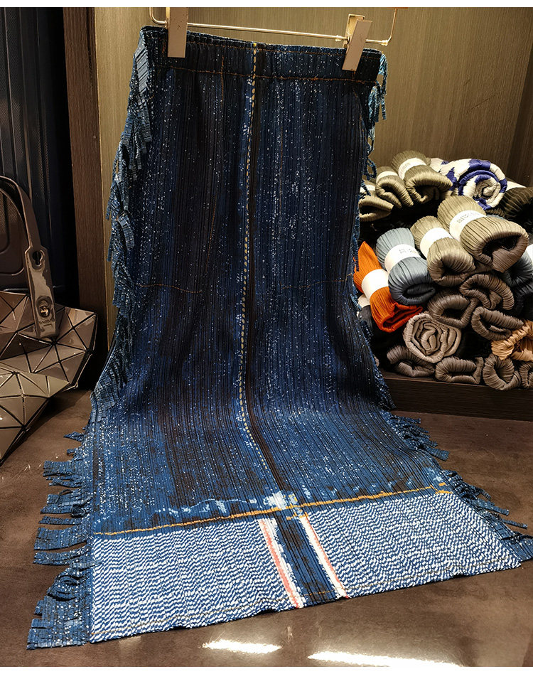 Chân váy jean nữ cạp cao ôm hông dáng dài tua rua in họa tiết denim — Màu xanh lam chi tiết 7