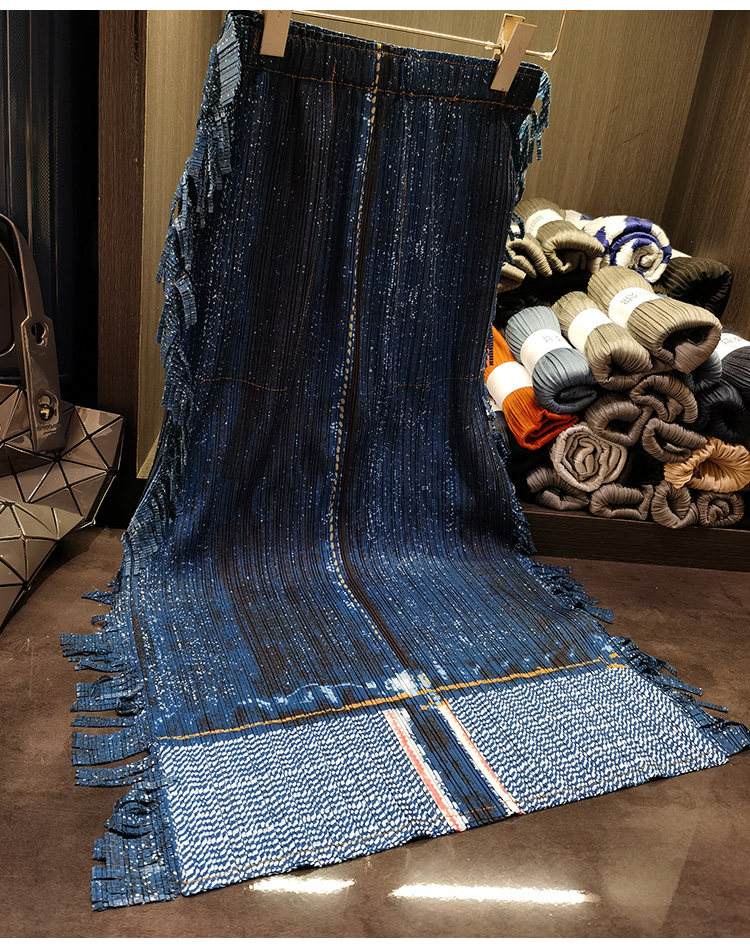 Chân váy jean nữ cạp cao ôm hông dáng dài tua rua in họa tiết denim — Màu xanh lam chi tiết 8