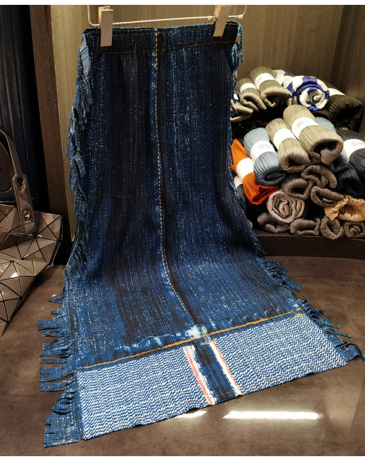 Chân váy jean nữ cạp cao ôm hông dáng dài tua rua in họa tiết denim — Màu xanh lam chi tiết 3