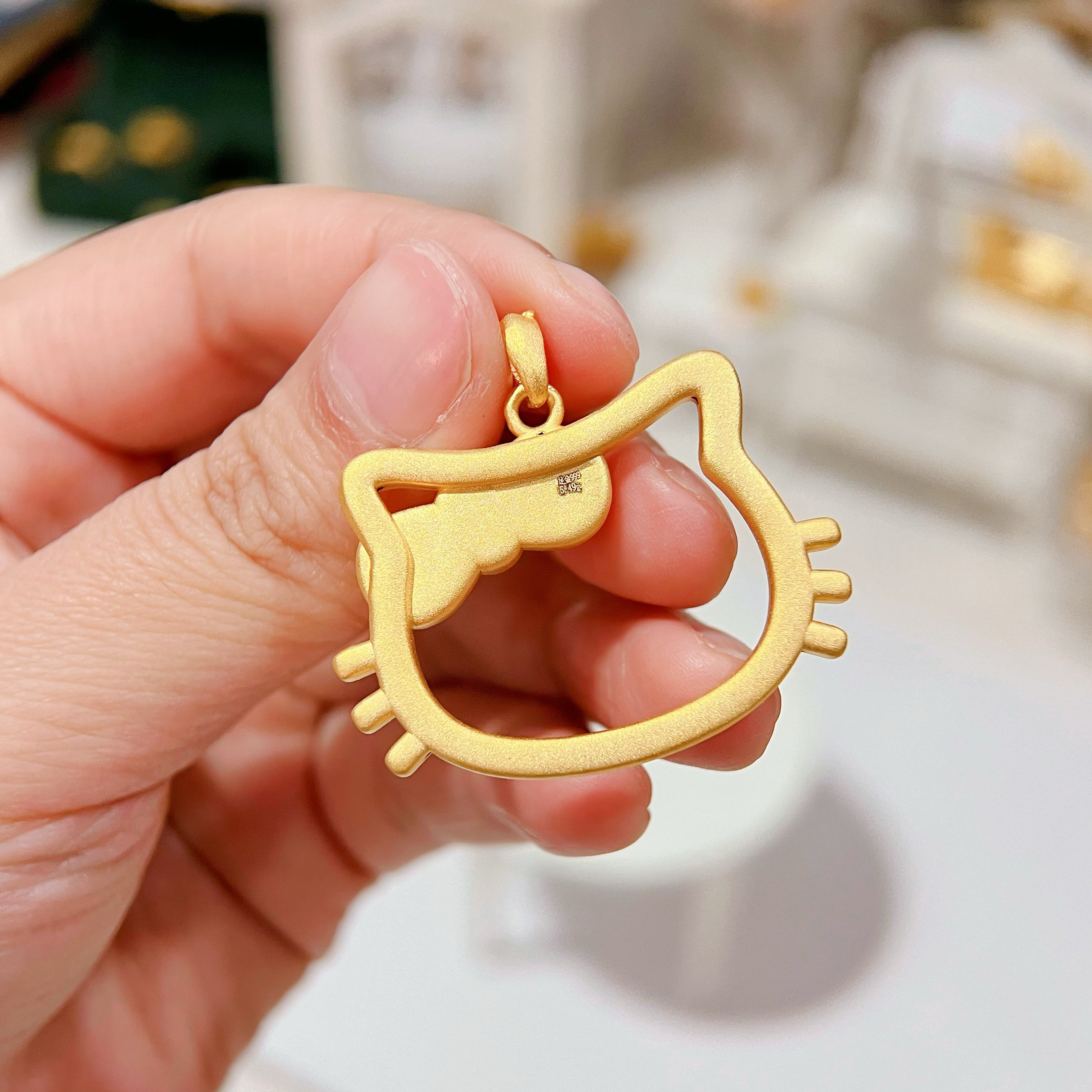 黄金helloKitty吊坠硬金足金镶钻大版镂空KT猫框挂坠毛衣项链女，真的物有所值吗？-黄金镶钻吊坠-淘宝好物网