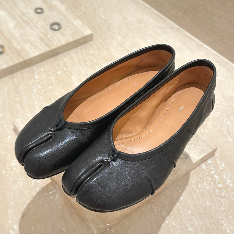 【Top Version】2026 New Tabi Split-Toe Shoes for Women, Pleated Sheepskin Flat Ballet Flats, Casual Slip-On Shoes