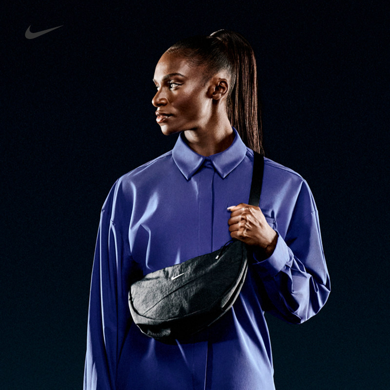 Практичная сумка-мессенджер Nike crescent с карманом на молнии для зимнего хранения и регулируемым плечевым ремнем Nike HQ4370 Изображение 1