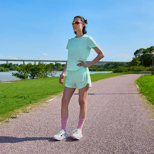 Женский дышащий модный топ для бега Nike, быстросохнущий, с короткими рукавами и полурукавами, светоотражающий спортивный материал NIKE HV2773