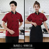 Красная коротка с короткими рукавами.