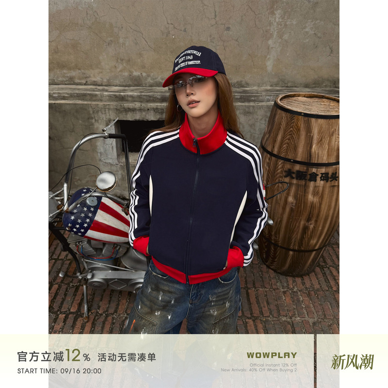 Wowplay Yang Jiqi American Retro Three-Stripe Color-Block Short Jacket for Women, Autumn Stand Collar Sports Jacket Wowplay Yang Jiqi American Retro Three-Stripe Color-Block Short Jacket for Women, Autumn Stand Collar Sports Jacket