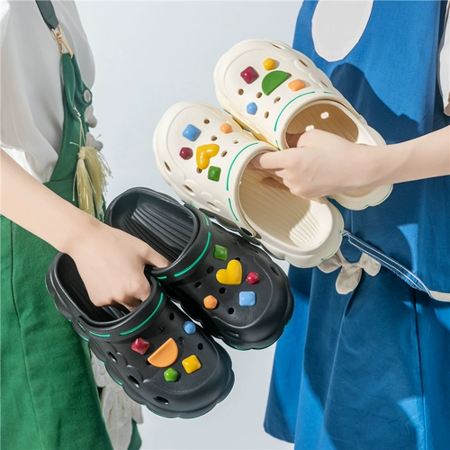 Летние мультяшные тапочки в стиле Crocs на платформе, нескользящие модные пляжные женские женские тапочки, подходят для носки на улице, закрытый носок