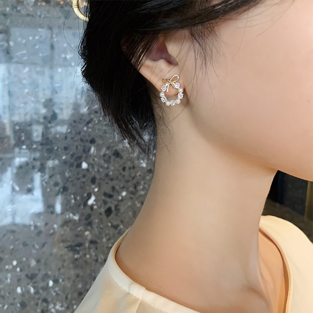 Korean new earrings temperament all-match pearl bow earrings female niche personality design autumn and winter earrings trend