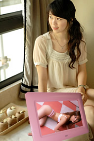 Giảm giá đặc biệt trong kho! Khung ảnh kỹ thuật số / máy quảng cáo / khung ảnh điện tử Màn hình LED HD tích hợp pin lithium