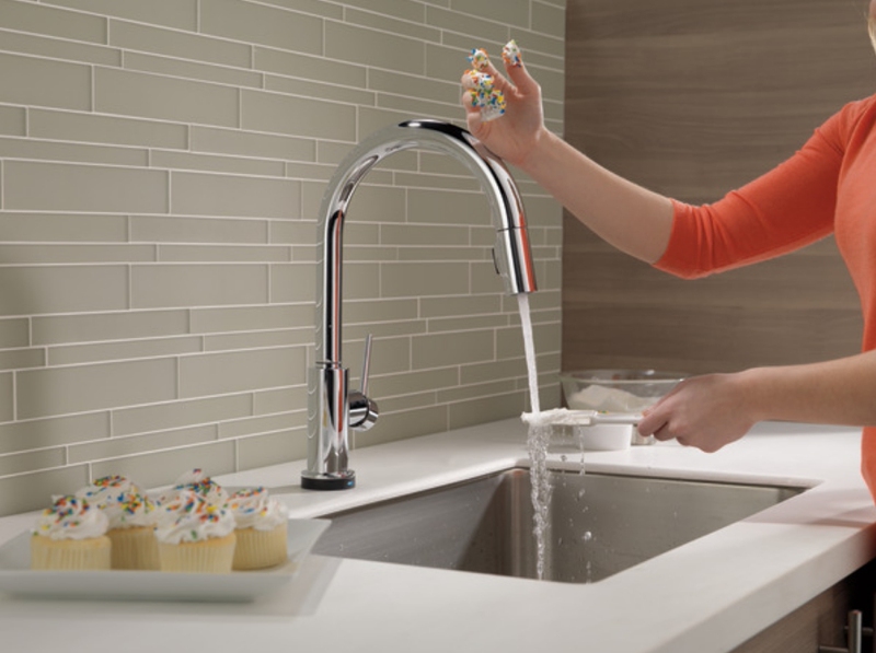 DELTA /Deya Trinsic Series Touch-Controlled Pull-Out Kitchen Faucet 9159T-Cz-Dst