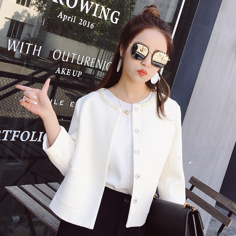 2021 Spring and autumn new blouses maiden name Yuan Xiao Xiangfeng white short Staple Pearl Round Neckline Jacket Korean version Temperament Woman