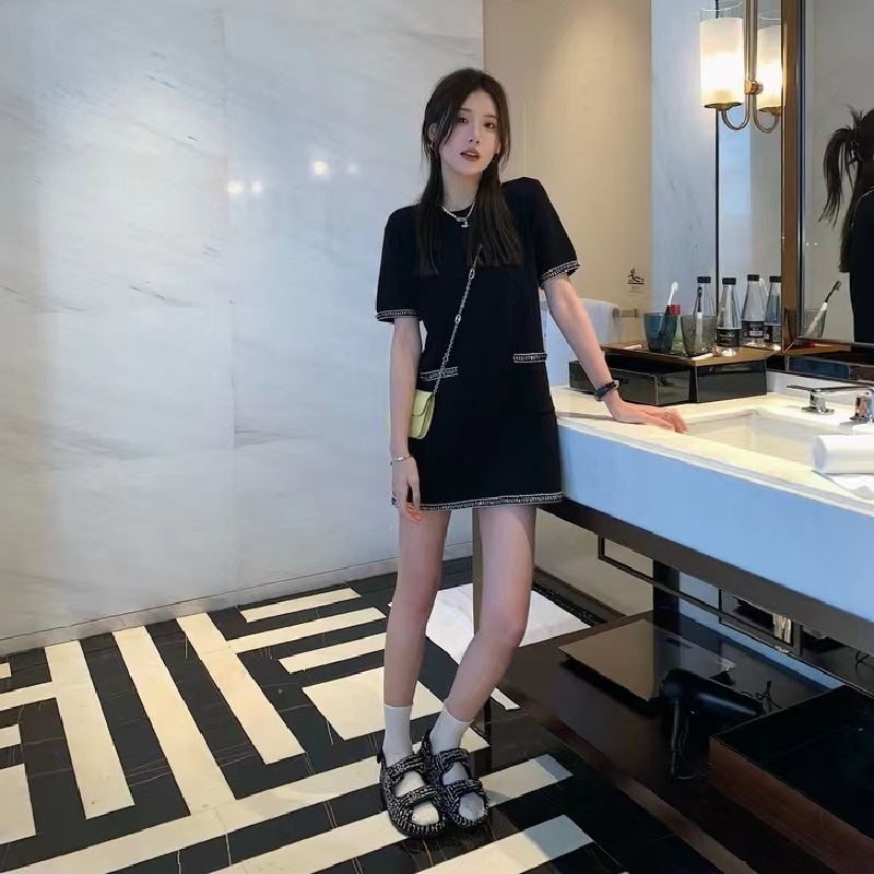Small fragrant wind dress female summer small man 2022 new loose color matching round neck high-end celebrity temperament straight skirt