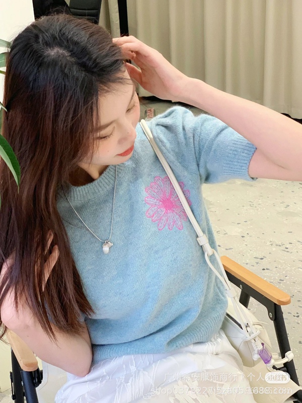 Korean Trendy Brand Mard Wool Sweater for Women with Daisy Embroidery, Short-Sleeve Knit Top, Stylish and Versatile Round-Neck Top