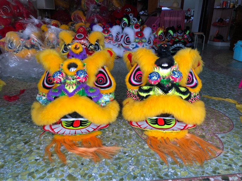 Southern Lion Shop sells authentic festive lion dance lion head Foshan lion dance golden lion lion dance props