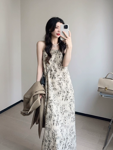 Ретро дизайнерское платье, тренд сезона, по фигуре, цветочный принт