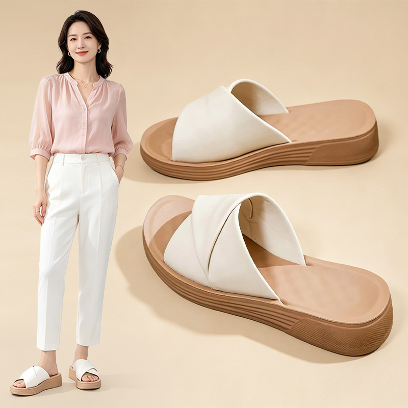 Mom's New Summer Slippers for Middle-Aged and Elderly Women, Suitable for Outdoor Wear, Wide-Footed, Comfortable, Soft-Soled, Non-Slip, Genuine Leather Sandals for Seniors