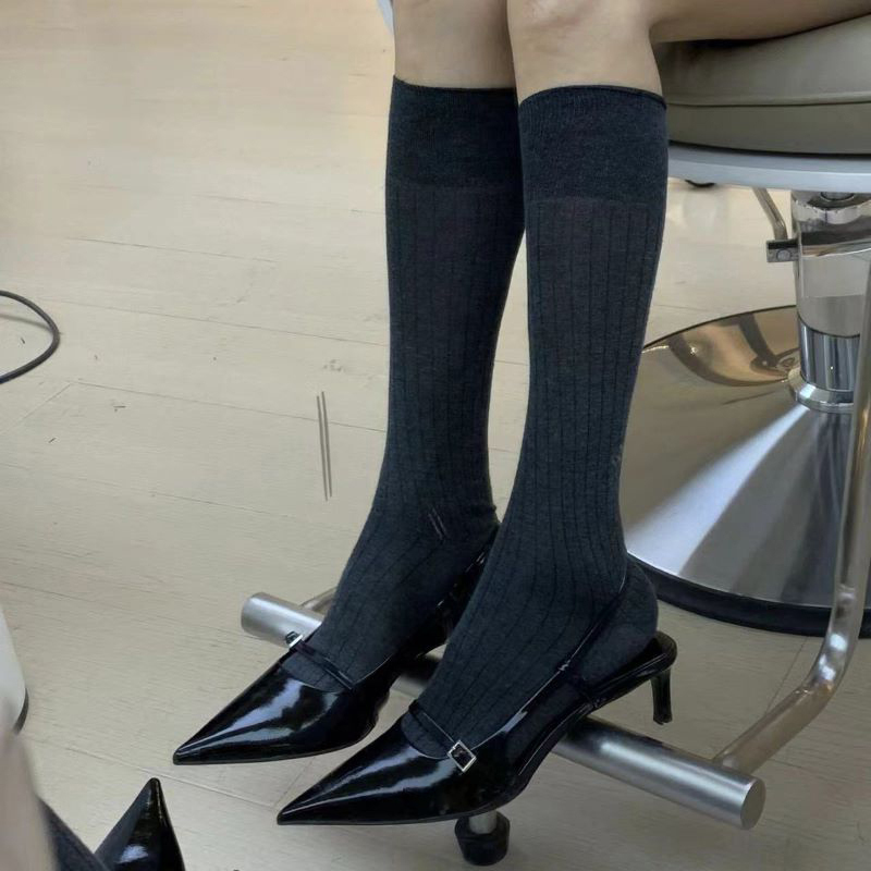 包頭バック空ストラップサンダル女性のための 2024 春と夏の新スタイルの浅い黒のハイヒールミディアムヒールポインテッドトゥフランス靴