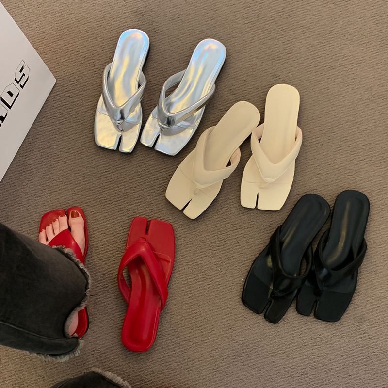 Beautiful Silver Flip-Flops for Women, Summer Outdoor Wear, 2026 New Flat-Soled Thong Sandals, Pig's Trotters Sandals
