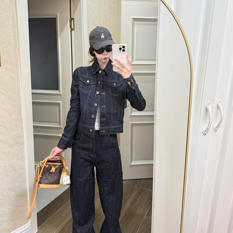 A Very Stylish Outfit: a Complete Retro Denim Two-Piece Set for Women, Suitable for Autumn Commuting, Slimming Jacket and Pants Set A Very Stylish Outfit: a Complete Retro Denim Two-Piece Set for Women, Suitable for Autumn Commuting, Slimming Jacket and Pants Set