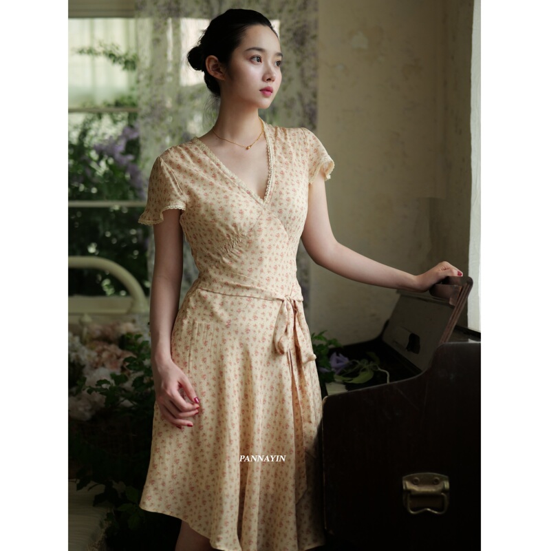 Pannayin Independently Designed French Retro Style X-Shaped Mulberry Silk Floral V Neck Waist-Cinching Dress