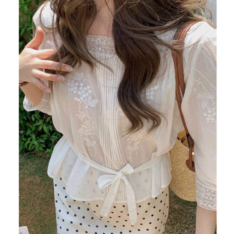 French-Style Gentle White Lace-Embroidered Shirt for Women with a Unique Design, Niche Tie-Up Square Neck, Slimming Blouse Top