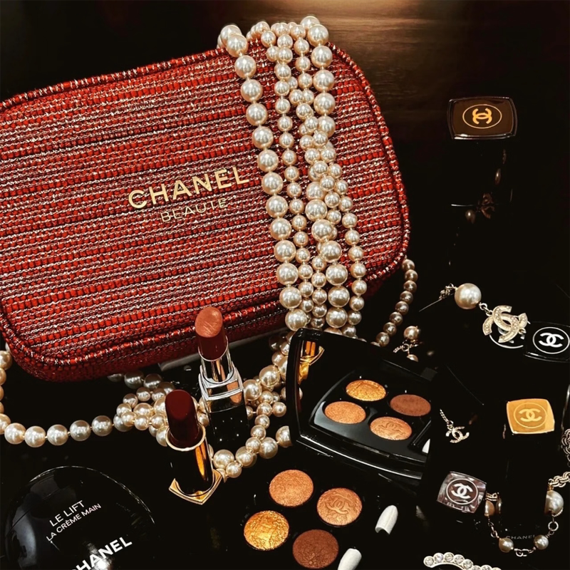 Chanel Beauty Counter Gift Christmas Red Gold-Embellished Tweed Cosmetic Bag Clutch Bag Chanel Beauty Counter Gift Christmas Red Gold-Embellished Tweed Cosmetic Bag Clutch Bag