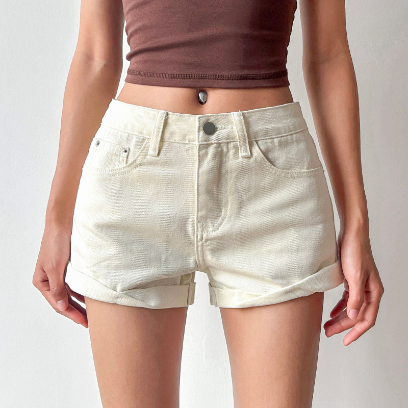 American Retro Off-White Low-Waist Denim Shorts for Women, New Summer Style, Loose Fit, Slimming, Rolled Hem, Hip-Hugging Hot Pants