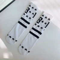 Черная звезда мужчина в белой основе