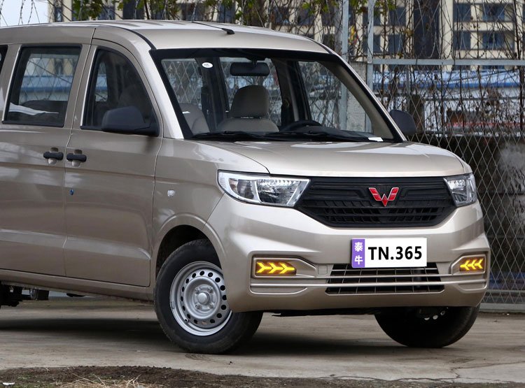 Suitable for 19-22 Wuling Hongguang V special daytime running lights front fog lights modified LED streamer daytime running lights