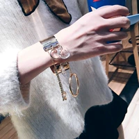 Màu đỏ với tua rua kim loại vòng vàng 18k