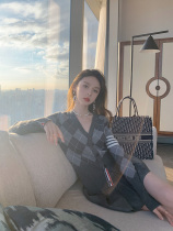 Liu Sansan three knitted cardigan womens 2021 Autumn New careful Machine top design sense diamond lattice V neck sweater