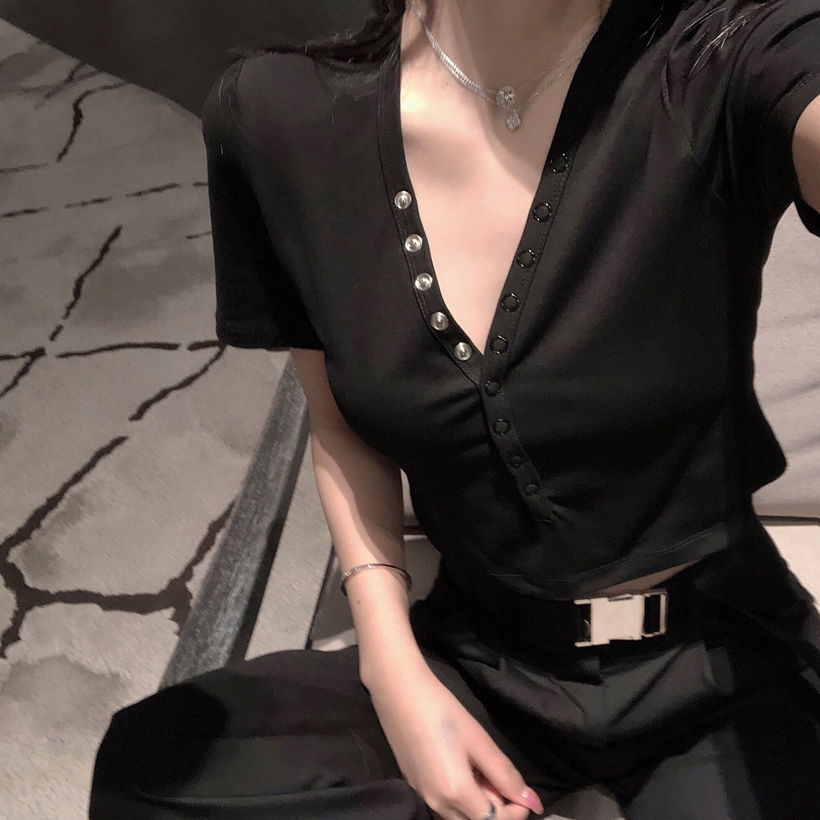 Navel cotton T-shirt black and white women's short-sleeved 2021 new spring Korean version loose all-match short top ins tide