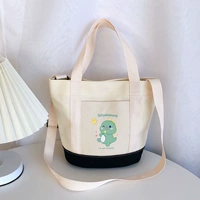 Маленький рис динозавра с черным