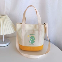 Маленький рис динозавра с желтым