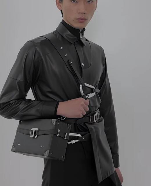 [Discount Clearance] In-Stock Heliot Emil Leather Square Box Clasp Crossbody Bag with Shoulder Strap