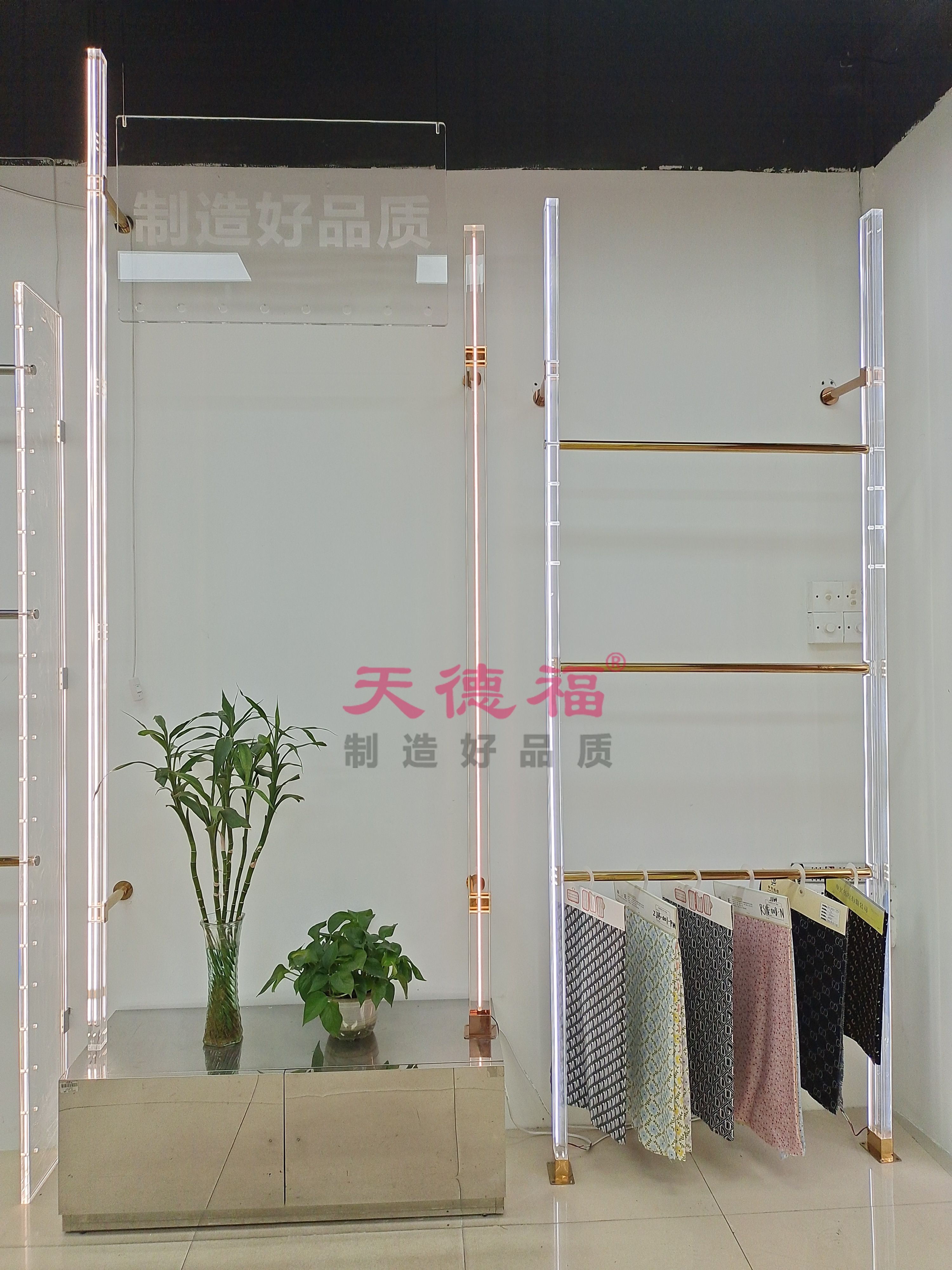 Tiandefu shelf display rack acrylic wall clothing rack fabric rack window display rack