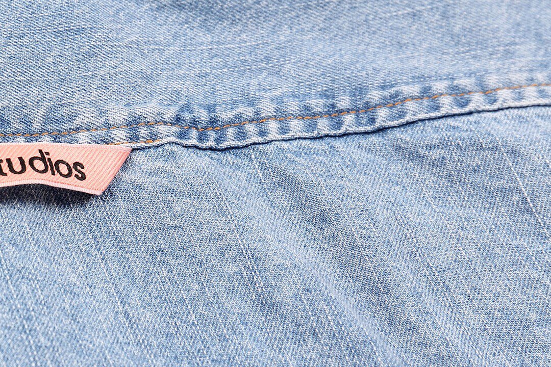 Джинсовая рубашка as denim button-up shirt as 水洗牛仔衬衫