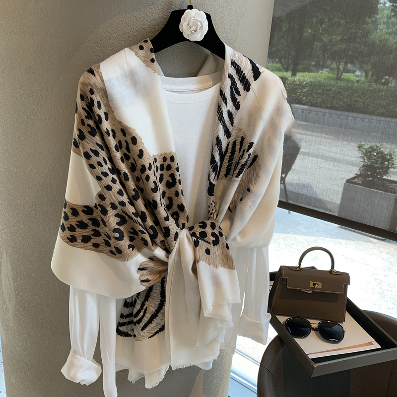 Vintage Leopard Print Shawl for Women, Old Money Style, Light Luxury, Fashionable and Elegant Scarf, High-End Leopard Print, Soft and Lightweight Cover-Up Vintage Leopard Print Shawl for Women, Old Money Style, Light Luxury, Fashionable and Elegant Scarf, High-End Leopard Print, Soft and Lightweight Cover-Up