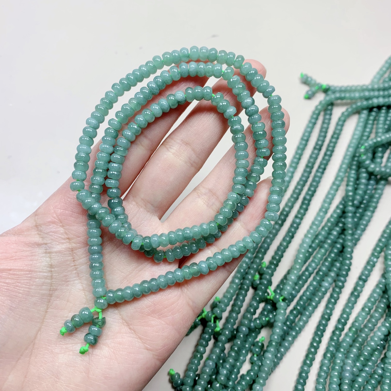 翡翠蓝水算盘珠手链:传统工艺与时尚潮流的完美结合