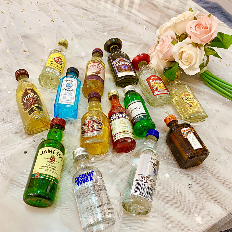 Foreign wine and small wine version 50ml set combination of 14 baked decorative whiskey from the wash to send friends to pose for collection