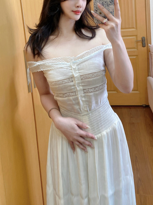 Baby Shark Ya One-Shoulder Hollow Lace Top [Transparent Chest Underwear]