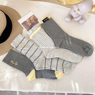 The new grey striped mid-calf socks for the 2025 autumn and winter season are comfortable, versatile and cute. They are paired with small leather shoes and sports shoes
