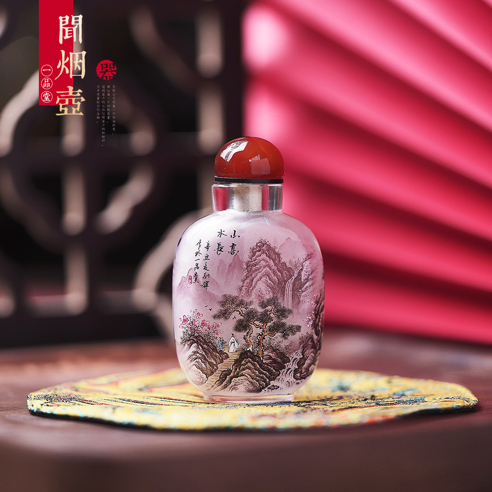 The new home decoration ornaments on the snuff bottle painted in Yipin Hall are smelling incense pots. The Forbidden City gifts are sent to foreigners by hand.