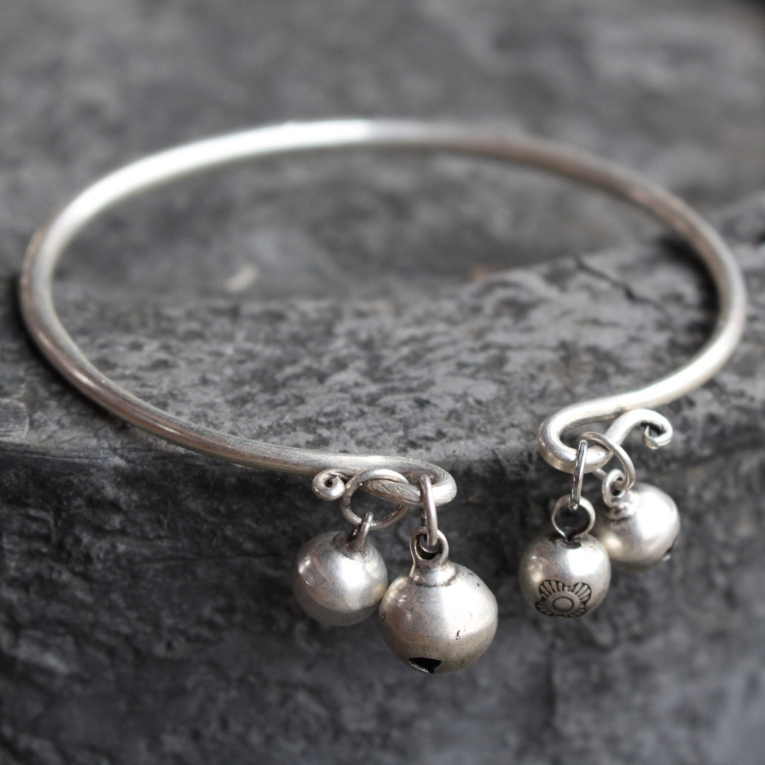Guizhou handmade carved flower pure Miao silver bracelet solid opening bell Bell Foot Bracelet queen Zuxian Nie Xiaoqian The same paragraph