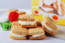 Grandma Ni Taiwan Salted egg yolk crisp beef tie sandwich cookies Net Red Melaleuca crisp square crisp nougat handmade beef tie