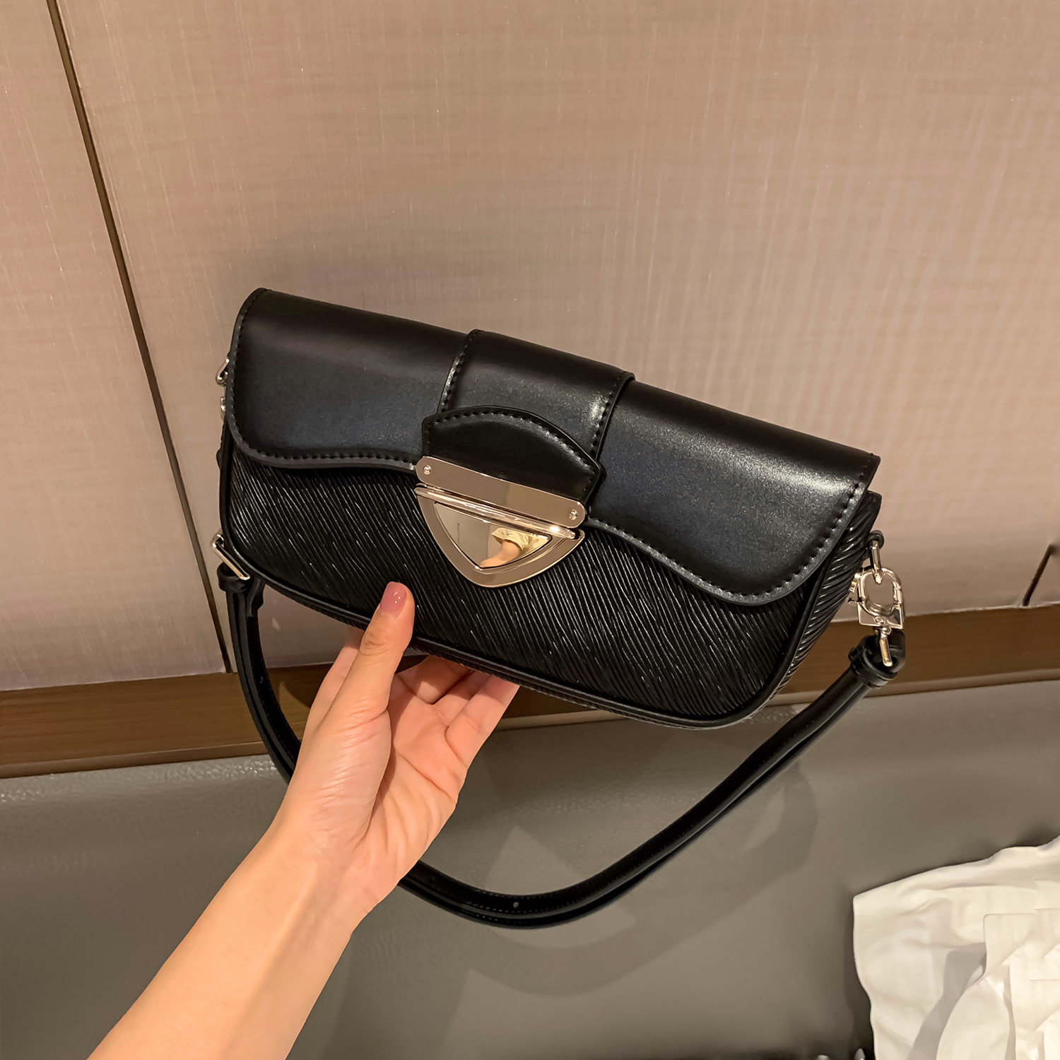 ITSK women's bag 2021 new one-shoulder Messenger handbag French niche bag High-end retro armpit bag